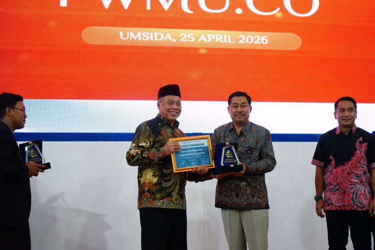 Milad 1 Dekade PWMU.CO, UMM Terima Penghargaan “Innovative Public Relation and Information”