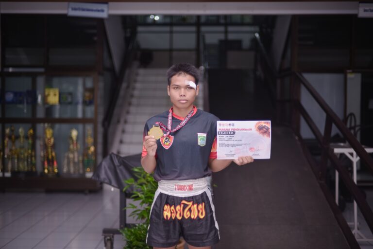 Berdarah di Pelipis, Pantang Menyerah: Mahasiswa UMM Roki Leksana Sabet Juara 1 IBCA MMA Jatim